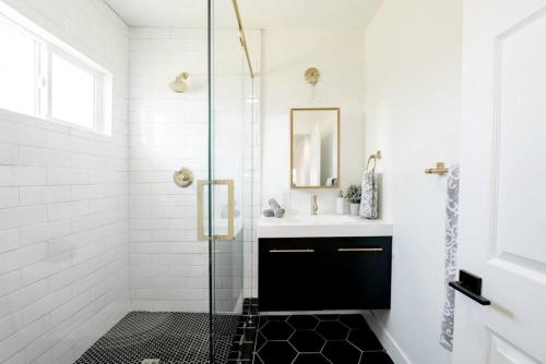 Chic 2Bed And Large Serene Backyard in Heart of SD in San Diego, USA