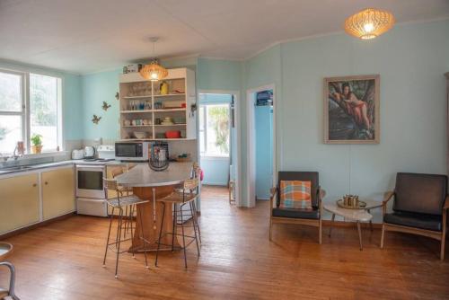 Konyha, Banana Bach- Whole House- 6 guests- One price in Te Kaha