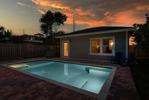 Stunning 4BR 3BA Cottage Pool 5 Min to Beach in Lake Worth, USA
