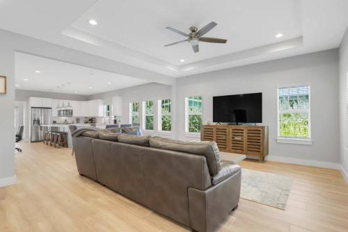 Stunning 4BR 3BA Cottage Pool 5 Min to Beach in Lake Worth, USA