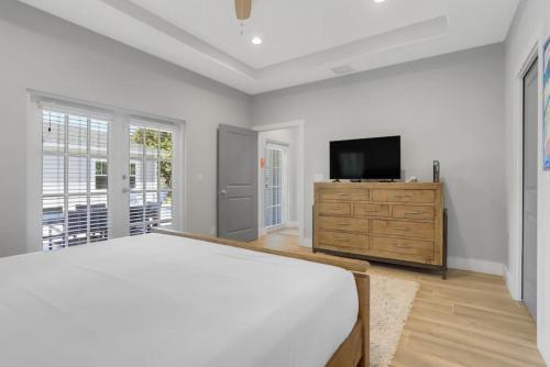 Stunning 4BR 3BA Cottage Pool 5 Min to Beach