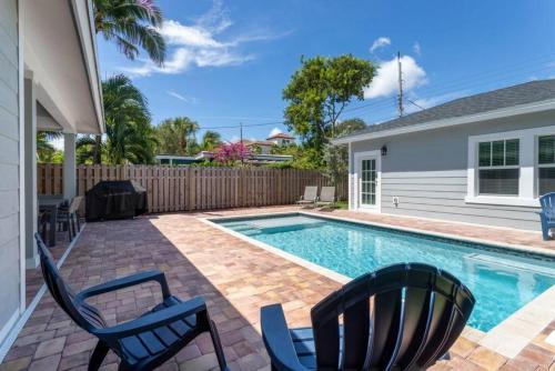 Stunning 4BR 3BA Cottage Pool 5 Min to Beach