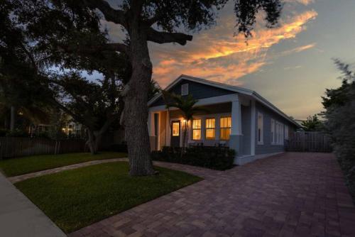 Stunning 4BR 3BA Cottage Pool 5 Min to Beach