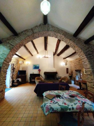 奧伯河畔的科倫比埃爾城堡酒店 (Chateau de Colombieres sur Orb) in 奧布地區科倫比耶爾