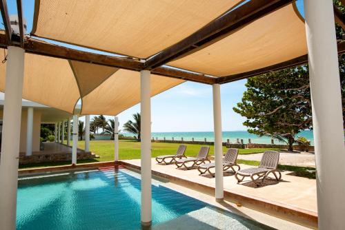 97985 Stunning beachfront Suites Wi-Fi East of Progreso in Chicxulub, Mexico