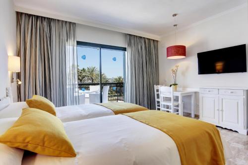 Grupotel Mar de Menorca Located in Mahon, Grupotel Mar de Menorca is a perfect starting point from which to explore Menorca. The property offers a high standard of service and amenities to suit the individual needs of all tr