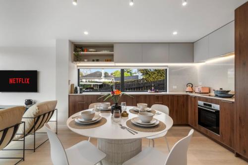 ห้องครัว, Million Dollar Apartment, LUXE VIEW -By KOSH BNB in ฟอเรสต์ เลค