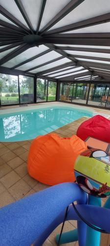 Piscina, Gîte La Chaume (Gite La Chaume) in Bourbon-Lancy