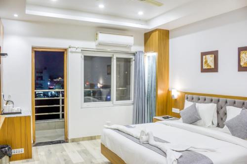 King Room with Balcony image 4