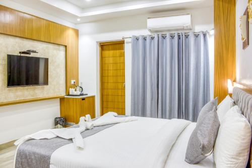 King Room with Balcony image 3