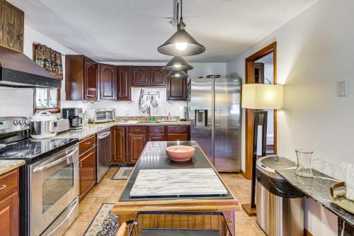 Charming Farmington Home about 5 Mi to UConn Health! in Farmington, USA