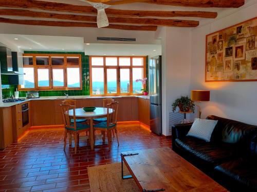Les Voltes II - 3BD gem in hilltop wine village with amazing views in Pira