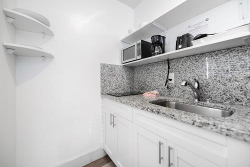 Family Friendly Beach Escape with pool and parking - M41 in Hollywood, USA