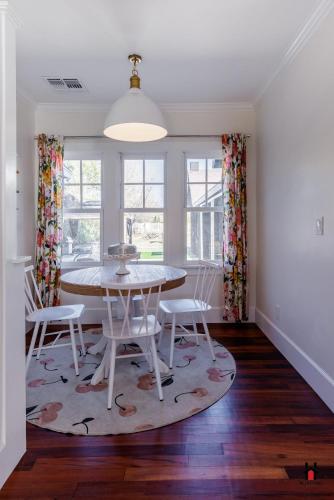 Remodeled 1920s Bungalow and Retro Casita, Hammock