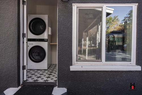 Remodeled 1920s Bungalow and Retro Casita, Hammock