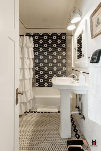 Remodeled 1920s Bungalow and Retro Casita, Hammock