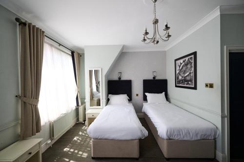 White Hart Newmarket by Marston's Inns - image 13
