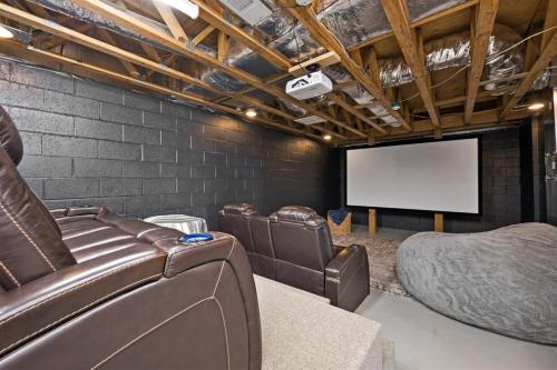 Mountain View Lake House Hot Tub, Home Theater, Game Room, Fire Pit, Pet Friendly in Dandridge, USA