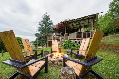 Mountain View Lake House Hot Tub, Home Theater, Game Room, Fire Pit, Pet Friendly in Dandridge, USA
