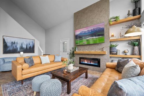 Mountain View Lake House Hot Tub, Home Theater, Game Room, Fire Pit, Pet Friendly