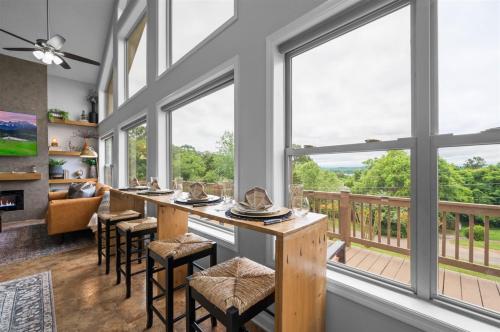 Mountain View Lake House Hot Tub, Home Theater, Game Room, Fire Pit, Pet Friendly