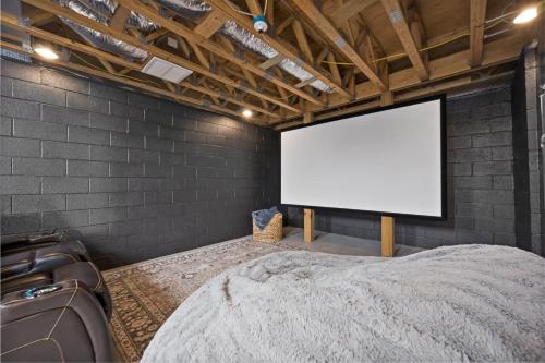 Mountain View Lake House Hot Tub, Home Theater, Game Room, Fire Pit, Pet Friendly