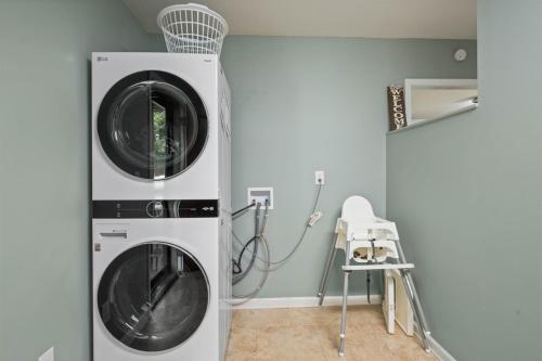 Mountain View Lake House Hot Tub, Home Theater, Game Room, Fire Pit, Pet Friendly