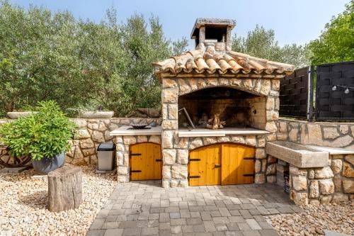 Romantic villa with pool, surrounded by greenery in complete privacy-by TRAVELER tourist agency Krk  in Sveti Ivan Dobrinjski