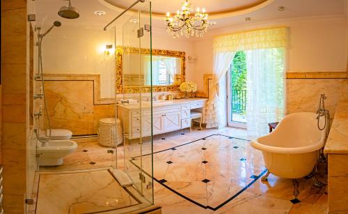 Ванна кімната, Luxury villa indoor pool Warsaw in Лешноволя