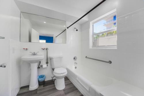 Radiant Unit with parking and pool - M26 in Hollywood, USA