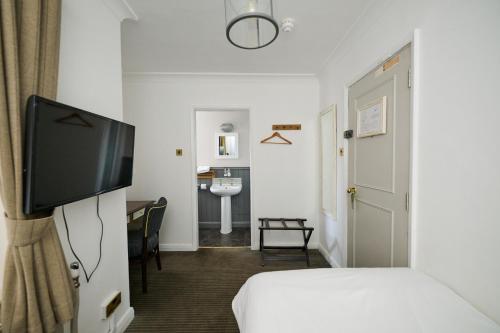 White Hart Newmarket by Marston's Inns - image 5