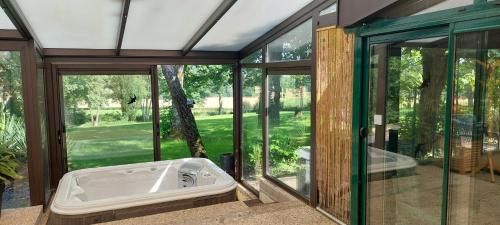 Jacuzzi, Gîte La Chaume (Gite La Chaume) in Bourbon-Lancy