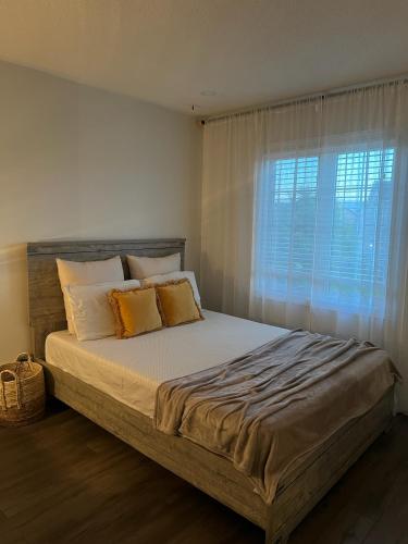 Modern Detached Home in the Suburbs of Toronto in Ajax (ON)