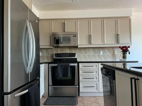 Konyha, Modern Detached Home in the Suburbs of Toronto in Ajax (ON)