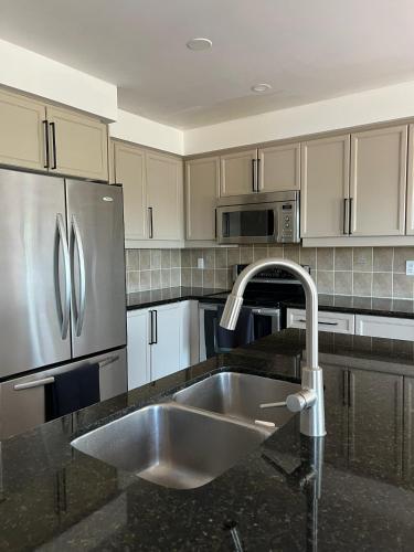 Konyha, Modern Detached Home in the Suburbs of Toronto in Ajax (ON)