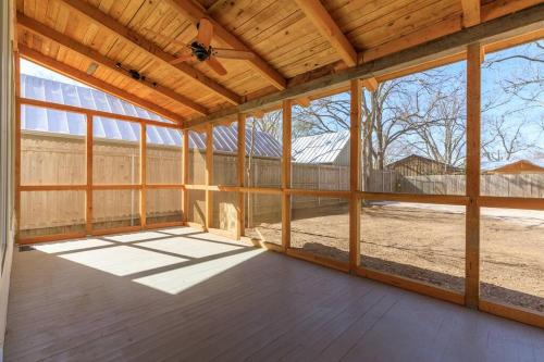 Location! One Block to Main Street Shops and Restaurants! in Fredericksburg, USA