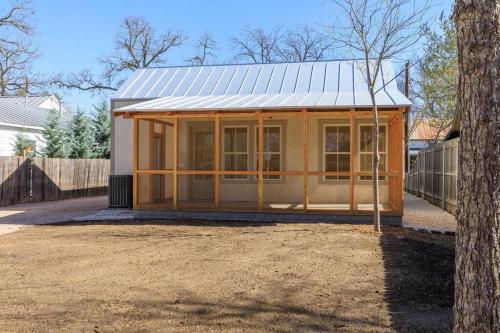 Location! One Block to Main Street Shops and Restaurants! in Fredericksburg, USA