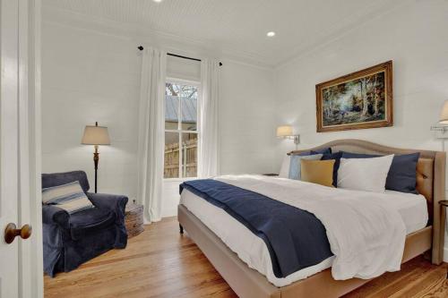 Location! One Block to Main Street Shops and Restaurants! in Fredericksburg, USA