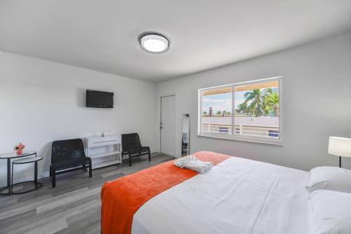 Serene Studio by the Beach with pool - M34 in Hollywood, USA