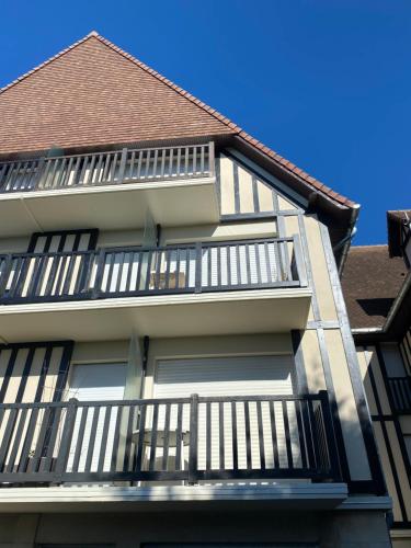 Зовнішній вигляд готелю, Appartement 65m2 avec balcon vues partielles mer à 150m de la plage et centre, wifi et parking privé (Appartement 5 personnes 65m2 avec balcon, vues partielles mer, 150m de la plage et centre, wifi et p) in Блонвіль-Сюр-Мер