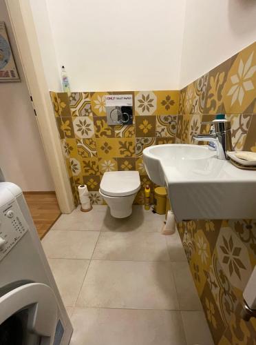 Amber Pearl Apartment 2 rooms and 2 bathrooms at Kálvin Square, Budapest (photo 8)