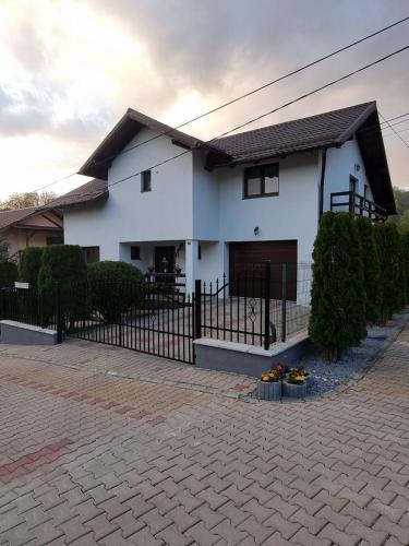 3 bedrooms, 4 beds
