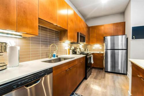 Luxury 2BR Loft River Walk Views with Pool and Gym in San Antonio, USA