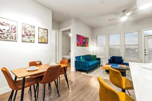 Luxury 2BR Loft River Walk Views with Pool and Gym in San Antonio, USA