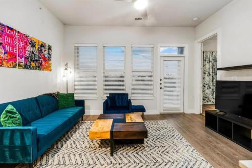 Luxury 2BR Loft River Walk Views with Pool and Gym in San Antonio, USA