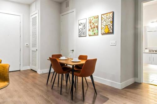 Luxury 2BR Loft River Walk Views with Pool and Gym in San Antonio, USA