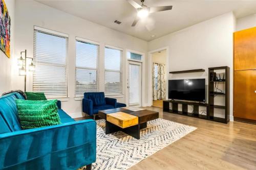 Luxury 2BR Loft River Walk Views with Pool and Gym in San Antonio, USA