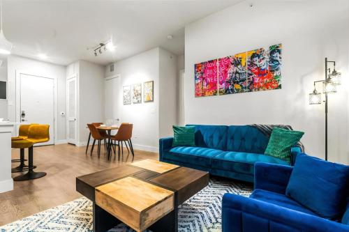 Luxury 2BR Loft River Walk Views with Pool and Gym in San Antonio, USA
