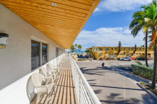 Amazing Balcony Studio at the beach with Parking -M44 in Hollywood, USA
