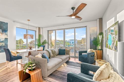Waterfront, Pet-Friendly Condo with Pool, Spa, and Fitness Center near Downtown Sarasota in 可可納特中區